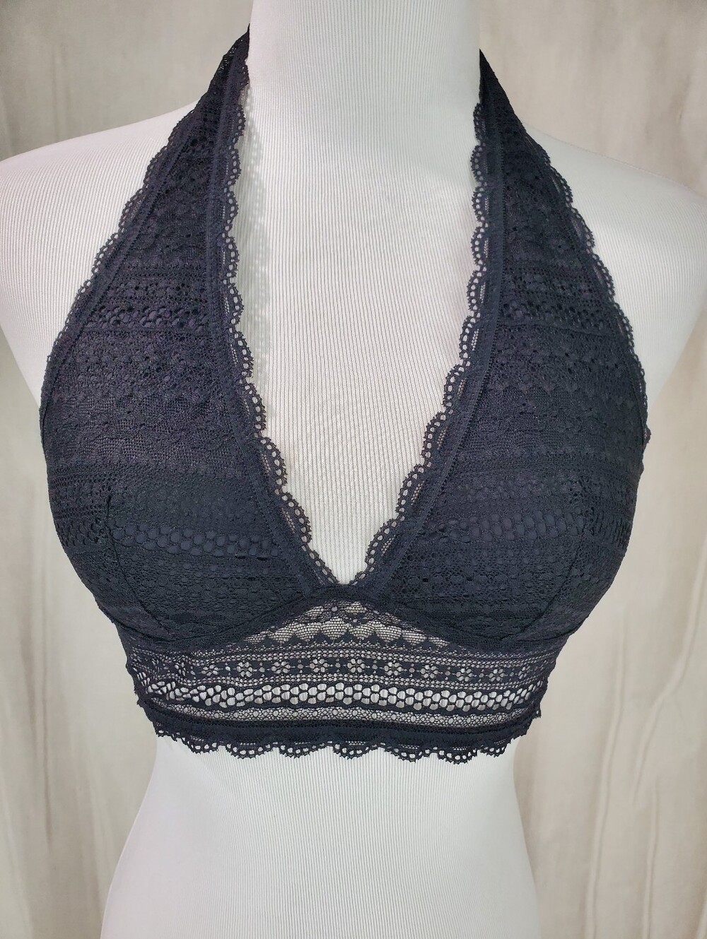 VICTORIA'S SECRET Black Lace Halter No Padding Lined Bralette Size Small